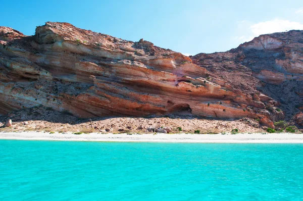Σοκότρα της Υεμένης, Μέση Ανατολή: το μαγευτικό τοπίο με βράχια και γκρεμούς που πλέουν για την παραλία του Ras Shuab, παραλία Shuab Bay, μία από τις πιο διάσημες παραλίες της το νησί της Σοκότρα, σε έναν απομονωμένο όρμο της στην Αραβική θάλασσα — Φωτογραφία Αρχείου