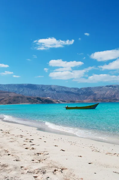 Σοκότρα της Υεμένης, Μέση Ανατολή: το μαγευτικό τοπίο με μια βάρκα για την παραλία του Ras Shuab, παραλία Shuab Bay, μία από τις πιο διάσημες παραλίες της το νησί της Σοκότρα, σε έναν απομονωμένο όρμο της στην Αραβική θάλασσα — Φωτογραφία Αρχείου
