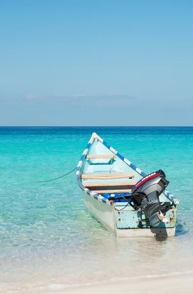 Сокотра, Йемен, Ближний Восток: захватывающий пейзаж с моторной лодкой на пляже Рас Шуаб, пляж залива Шуаб, один из самых известных пляжей острова Сокотра, в уединенной бухте Аравийского моря — стоковое фото