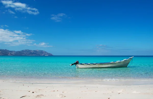 Socotra, Iêmen, Oriente Médio: a paisagem de tirar o fôlego com um barco na praia de Ras Shuab, praia da Baía de Shuab, uma das praias mais famosas da ilha de Socotra, em uma enseada isolada do Mar Arábico — Fotografia de Stock