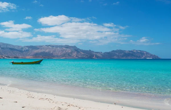 Socotra, Yemen, Middle East: the breathtaking landscape with a boat on the beach of Ras Shuab, Shuab Bay beach, one of the most famous beaches of the island of Socotra, in a secluded cove of the Arab Sea — стоковое фото