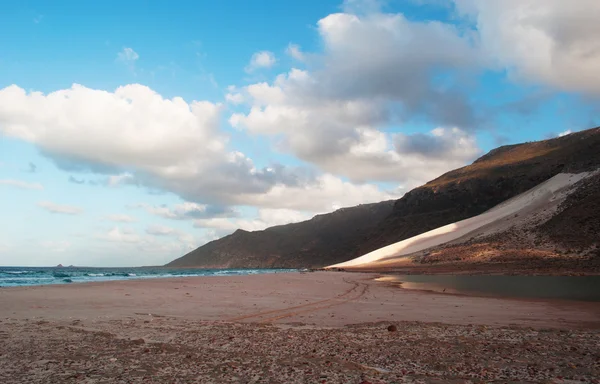 Socotra, Yemen, Medio Oriente: il paesaggio mozzafiato e le dune di sabbia con suolo rosso nell'area protetta di Archer, nel nord-est di Socotra, patrimonio mondiale dell'Unesco dal 2008 — Foto Stock