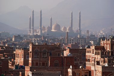Yemen, Orta Doğu: Skyline Sana'a, Unesco Dünya Mirası, sis ve benzersiz saraylar ve ateş tuğla ve beyaz alçı geometrik desenlerle süslü taş kule evleri'Al sarı Camisi ile sermayenin havadan görünümü
