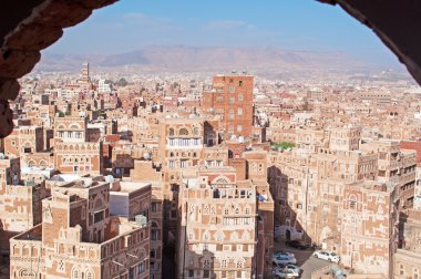 Yemen, Orta Doğu: Skyline Sana'a, Unesco Dünya Mirası, minare, camiler ve benzersiz saraylar ve ateş tuğla ve beyaz alçı geometrik desenlerle süslü taş kule evleri ile sermayenin havadan görünümü