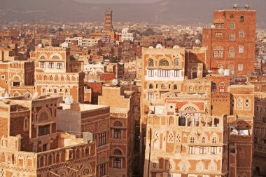 Yemen, Orta Doğu: Sana'a, Unesco Dünya Mirası, benzersiz saraylar ve taş evler ile sermayenin gün batımında manzarası ateş tuğla ve beyaz alçı geometrik desenlerle süslenmiş