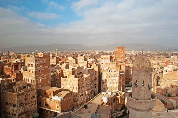 Yemen, Orta Doğu: Skyline Sana'a, Unesco Dünya Mirası, minare, camiler ve benzersiz saraylar ve ateş tuğla ve beyaz alçı geometrik desenlerle süslü taş kule evleri ile sermayenin havadan görünümü