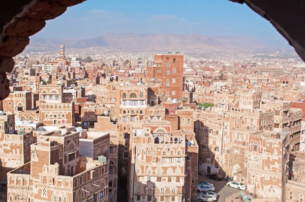 Jemen, Naher Osten: Luftaufnahme der Skyline der Hauptstadt Sanaa, UNESCO-Weltkulturerbe, mit ihren Minaretten, Moscheen und einzigartigen Palästen und Steinturmhäusern, die mit geometrischen Mustern aus gebrannten Ziegeln und weißem Gips dekoriert sind — Stockfoto