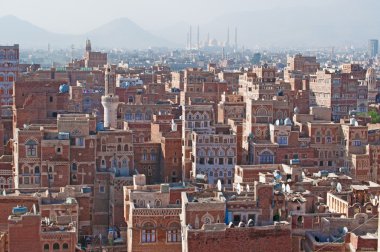 Yemen, Orta Doğu: Skyline Sana'a, Unesco Dünya Mirası, sis ve benzersiz saraylar ve ateş tuğla ve beyaz alçı geometrik desenlerle süslü taş kule evleri'Al sarı Camisi ile sermayenin havadan görünümü