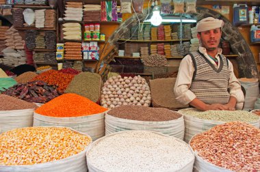 Yemen, Orta Doğu: bir Yemen adam satan baharat ve hububat Suq al-Milh, Sana'a tuz pazarı
