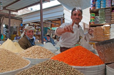 Yemen, Orta Doğu: Suq al-Milh, Sana'a'nın tuz pazarı, ülkenin başkenti baharat satan Yemen erkek, en eski sürekli yaşadığı ve şehir dünyanın, Unesco Dünya Mirası benzersiz mimari özellikleri ile doldurulur