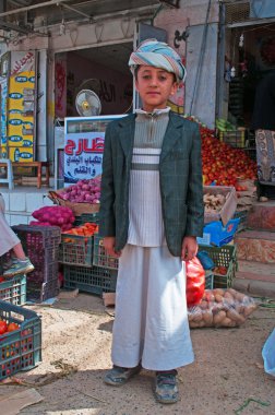 Yemen, Mifddle Doğu: türban ve dishdasha Yemen küçük bir çocuk, geleneksel Yemen elbise, içinde Suq al-Milh, Sana'a eski kasaba tuz pazarı