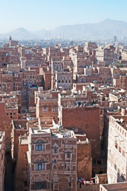 Yemen, Orta Doğu: Skyline Sana'a, Unesco Dünya Mirası, sis ve benzersiz saraylar ve ateş tuğla ve beyaz alçı geometrik desenlerle süslü taş kule evleri'Al sarı Camisi ile sermayenin havadan görünümü