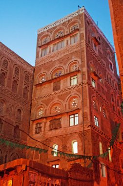 Yemen, Orta Doğu: Skyline Sana'a, Unesco Dünya Mirası, minare, camiler ve benzersiz saraylar ve ateş tuğla ve beyaz alçı geometrik desenlerle süslü taş kule evleri ile sermayenin gün batımında görünüm