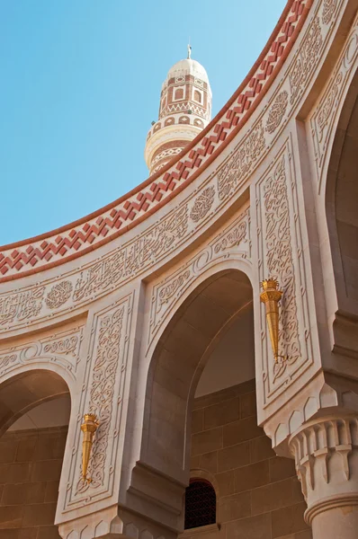 Iêmen, Oriente Médio: o minarete e o salão central da mesquita Al Saleh, a maior e mais moderna mesquita de Saná, inaugurada em novembro de 2008 pelo presidente iemenita Ali Abdullah Saleh, aberta a não-muçulmanos — Fotografia de Stock