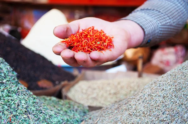 Yemen, Middle East: the hand of a yemeni seller with saffron in Suq al-Milh, the salt market of the old town of Sana'a — Stock Photo, Image