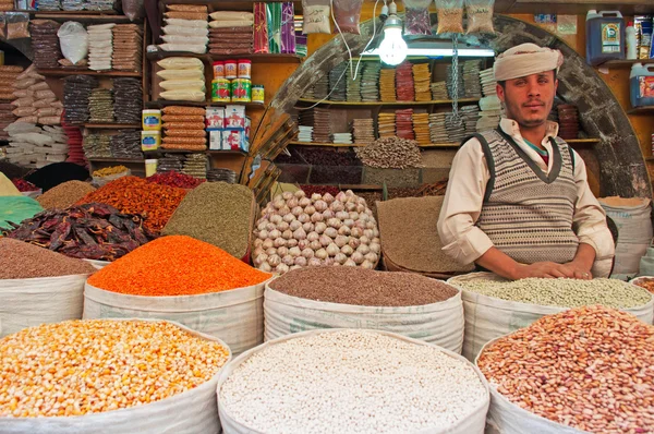 Jemen, Blízký východ: Rijál man prodej koření a obilovin v Suq al-Milh, sůl trh Sana'a — Stock fotografie