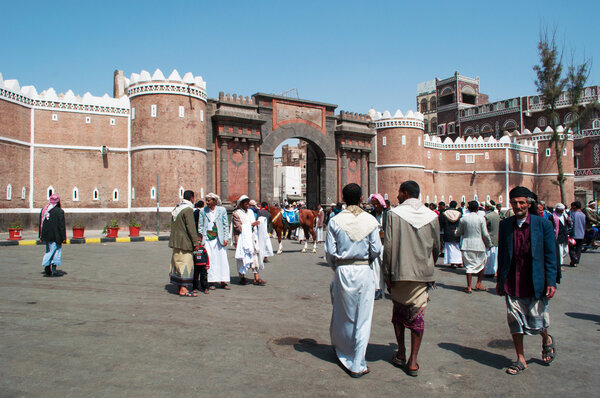 Йемен, Ближний Восток: йеменцы перед Баб аль-Яманом (Воротами Йемена), главными воротами старой укрепленной стены Саны, выходом на Сук аль-Мильх, соляной рынок столицы страны
