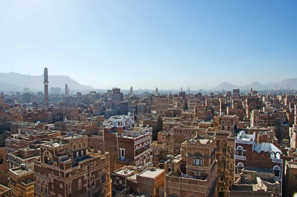 Jemen, Naher Osten: Luftaufnahme der Skyline der Hauptstadt Sanaa, UNESCO-Weltkulturerbe, mit ihren Minaretten, Moscheen und einzigartigen Palästen und Steinturmhäusern, die mit geometrischen Mustern aus gebrannten Ziegeln und weißem Gips dekoriert sind — Stockfoto