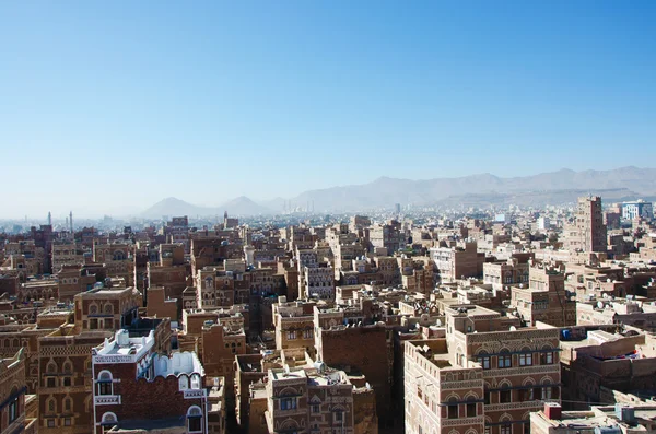 Jemen, Naher Osten: Luftaufnahme der Skyline der Hauptstadt Sanaa, UNESCO-Weltkulturerbe, mit ihren Minaretten, Moscheen und einzigartigen Palästen und Steinturmhäusern, die mit geometrischen Mustern aus gebrannten Ziegeln und weißem Gips dekoriert sind — Stockfoto