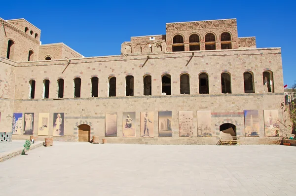 Jemen, Naher Osten: Blick auf das Nationalmuseum des Jemen, das 1971 im dar al-shukr (Palast der Dankbarkeit) gegründet wurde, einem der jemenitischen Imam-Paläste in Sanaa, der ältesten ununterbrochen bewohnten und bevölkerten Stadt der Welt — Stockfoto