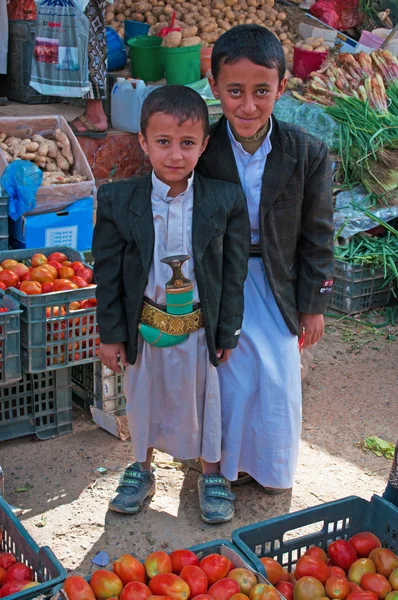 Iêmen, Oriente Médio: duas crianças iemenitas vestindo destilaria (o vestido tradicional iemenita) e Janbiya (o punhal iemenita com uma lâmina curvada curta) em Suq al-Milh, o mercado de sal da cidade velha de Saná — Fotografia de Stock