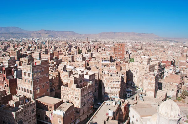 Jemen, Naher Osten: Luftaufnahme der Skyline der Hauptstadt Sanaa, UNESCO-Weltkulturerbe, mit ihren Minaretten, Moscheen und einzigartigen Palästen und Steinturmhäusern, die mit geometrischen Mustern aus gebrannten Ziegeln und weißem Gips dekoriert sind — Stockfoto