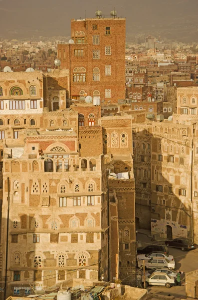 Jemen, Naher Osten: Luftaufnahme der Skyline der Hauptstadt Sanaa, UNESCO-Weltkulturerbe, mit ihren Minaretten, Moscheen und einzigartigen Palästen und Steinturmhäusern, die mit geometrischen Mustern aus gebrannten Ziegeln und weißem Gips dekoriert sind — Stockfoto