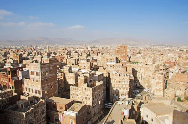 Jemen, Naher Osten: Luftaufnahme der Skyline der Hauptstadt Sanaa, UNESCO-Weltkulturerbe, mit ihren Minaretten, Moscheen und einzigartigen Palästen und Steinturmhäusern, die mit geometrischen Mustern aus gebrannten Ziegeln und weißem Gips dekoriert sind — Stockfoto