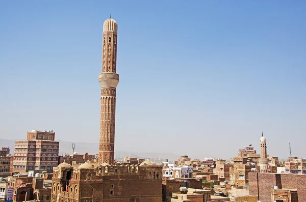 Yemen, Medio Oriente: veduta aerea dello skyline della capitale Sana'a, patrimonio mondiale dell'Unesco, con i suoi minareti, moschee e palazzi unici e case a torre in pietra decorate con motivi geometrici di mattoni cotti e gesso bianco — Foto Stock
