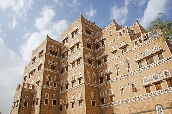 Jemen, Naher Osten: die Skyline der Hauptstadt Sanaa, UNESCO-Weltkulturerbe, mit ihren einzigartigen Palästen und Steinhäusern, die mit geometrischen Mustern aus gebrannten Ziegeln und weißem Gips dekoriert sind — Stockfoto