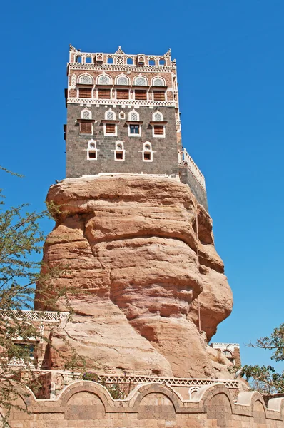 Jemen, a Közel-Keleten: a Dar al-János (kőház), a híres Rock Palace Wadi Dhahr völgyben, a királyi palota egy sziklára épült, mint egy nyári lelkigyakorlat a fővárosnál Sana'a-i, az egyik legismertebb Jemeni épület tetején megtekintése — Stock Fotó