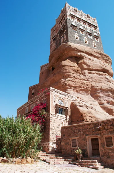 Yémen, Moyen-Orient : vue sur Dar al-Hajar (maison en pierre), le célèbre palais du rocher dans la vallée de Wadi Dhahr, un palais royal au sommet d'un rocher construit comme retraite d'été près de la capitale Sanaa, l'un des bâtiments yéménites les plus emblématiques — Photo