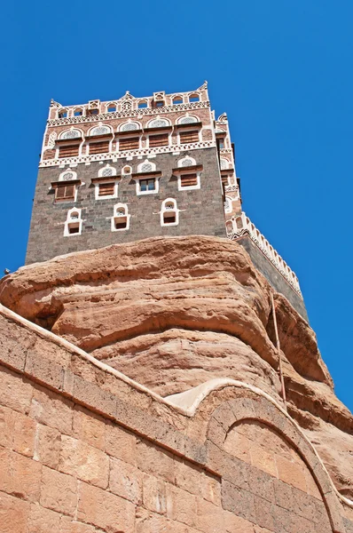 Yemen, Middle East: view of Dar al-Hajar (Stone House), the famous Rock Palace in Wadi Dhahr valley, a royal palace on top of a rock built as a summer retreat near the capital city of Sana'a, one of the most iconic Yemeni buildings — Stock Photo, Image