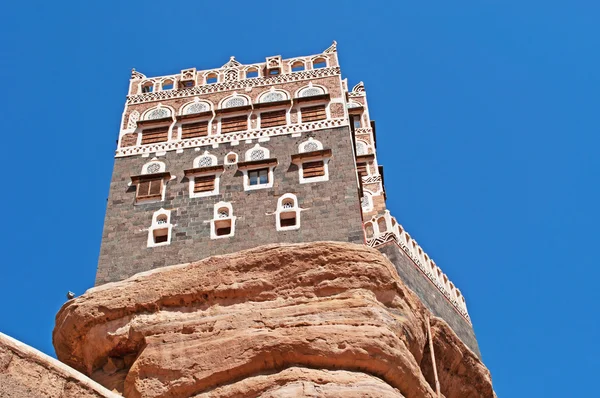 Jemen, Naher Osten: Blick auf dar al-hajar (Steinhaus), den berühmten Felsenpalast im Wadi-dhahr-Tal, ein königlicher Palast auf einem Felsen, der als Sommerresidenz in der Nähe der Hauptstadt Sanaa erbaut wurde, eines der symbolträchtigsten Gebäude des Jemen — Stockfoto