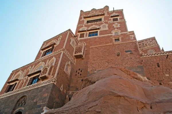 Yémen, Moyen-Orient : vue sur Dar al-Hajar (maison en pierre), le célèbre palais du rocher dans la vallée de Wadi Dhahr, un palais royal au sommet d'un rocher construit comme retraite d'été près de la capitale Sanaa, l'un des bâtiments yéménites les plus emblématiques — Photo