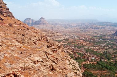 Yemen, Orta Doğu: kırmızı kayalar ve antik ve müstahkem şehir ve Kawkaban, Sana'a kuzeybatısında görülen Şibam Vadisi'nin dekore edilmiş eski evler havadan görünümü 