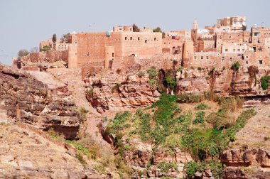 Yemen, Orta Doğu: kırmızı kayalar ve dekore edilmiş eski tepe evleri Kawkaban, antik ve müstahkem şehrin Şibam Vadisi'nde, Sana'a kuzeybatısında, havadan görünümü 