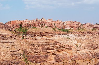 Yemen, Orta Doğu: kırmızı kayalar ve dekore edilmiş eski tepe evleri Kawkaban, antik ve müstahkem şehrin Şibam Vadisi'nde, Sana'a kuzeybatısında, havadan görünümü 