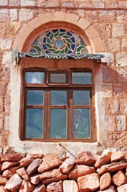 Yemen, Orta Doğu: bir eski Yemen arkasındaki adam Kawkaban, antik ve müstahkem şehrin Şibam Vadisi'nde, Sana'a kuzeybatısında dekore edilmiş bir evde bir pencere 