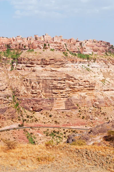 Jemen, Naher Osten: Luftaufnahme der roten Felsen und der geschmückten alten Hügelhäuser von kawkaban, der antiken und befestigten Stadt im Shibam-Tal, nordwestlich von Sanaa — Stockfoto