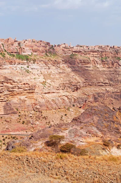 Yemen, Middle East: aerial view of the red rocks and the decorated old hilltop houses of Kawkaban, the ancient and fortified city in the Shibam valley, northwest of Sana'a — Stock Photo, Image