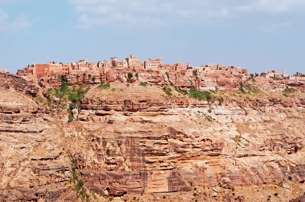 Jemen, Naher Osten: Luftaufnahme der roten Felsen und der geschmückten alten Hügelhäuser von kawkaban, der antiken und befestigten Stadt im Shibam-Tal, nordwestlich von Sanaa — Stockfoto