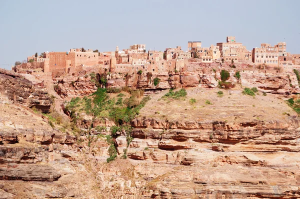 Iêmen, Oriente Médio: vista aérea das rochas vermelhas e das antigas casas decoradas no topo das colinas de Kawkaban, a cidade antiga e fortificada no vale de Shibam, a noroeste de Sanaa — Fotografia de Stock