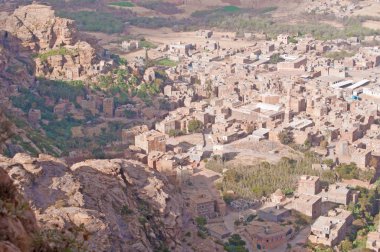 Yemen, Orta Doğu: kırmızı kayalar ve antik ve müstahkem şehir ve Kawkaban, Sana'a kuzeybatısında görülen Şibam Vadisi'nin dekore edilmiş eski evler havadan görünümü 