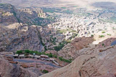 Yemen, Orta Doğu: kırmızı kayalar ve antik ve müstahkem şehir ve Kawkaban, Sana'a kuzeybatısında görülen Şibam Vadisi'nin dekore edilmiş eski evler havadan görünümü 