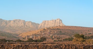 Yemen, Orta Doğu: görünümü Kawkaban, antik ve müstahkem şehrin Şibam Vadisi'nde, Sana'a kuzeybatısında dekore edilmiş eski tepe evleri ve kırmızı kayalar 