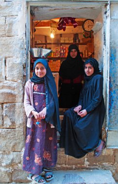 Yemen, Orta Doğu: Yemen bir kadın ve bir müstahkem şehir Sanaa kuzeybatısında Thula köy'de iki kız