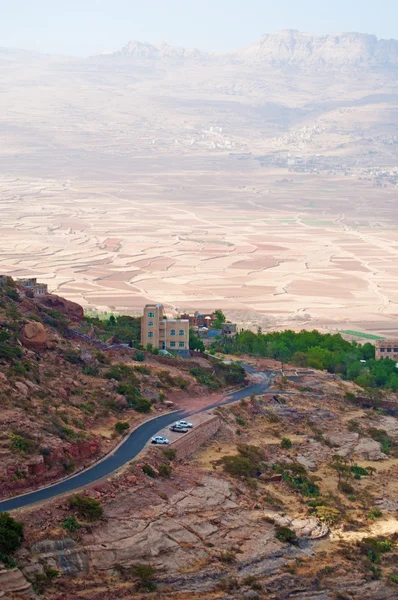 Iémen, Médio Oriente: vista aérea das rochas vermelhas e das antigas casas decoradas do vale de Shibam vistas da antiga e fortificada cidade de Kawkaban, a noroeste de Saná — Fotografia de Stock