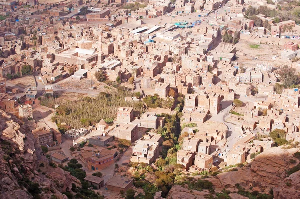 Jemen, Naher Osten: Luftaufnahme der roten Felsen und der geschmückten alten Häuser des Shibam-Tals von der antiken und befestigten Stadt Kawkaban, nordwestlich von Sanaa — Stockfoto