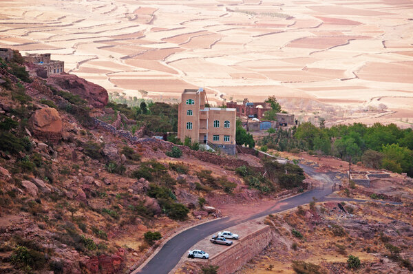 Йемен, Ближний Восток: вид с воздуха на красные скалы и украшенные старые дома Шибамской долины с древнего и укрепленного города Каукабан, к северо-западу от Саны
 